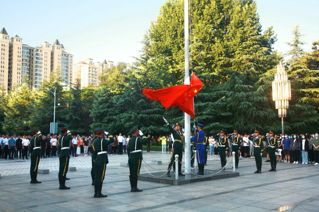 学院举行新学期首次升旗仪式暨国旗下思...